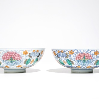 Une paire de bols en porcelaine de Chine doucai et famille rose, marque à 4 caractères, 19/20ème