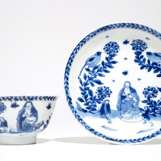 Une tasse et soucoupe en porcelaine de Chine bleu et blanc figurant La Vièrge à l'Enfant, Kangxi