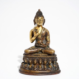 A Sino-Tibetan gilt bronze Buddha, Ming/Qing Dynasty, 16/17th C.