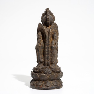 Un groupe d'une triple divinité en bronze, Chine ou Tibet, Dynastie Ming
