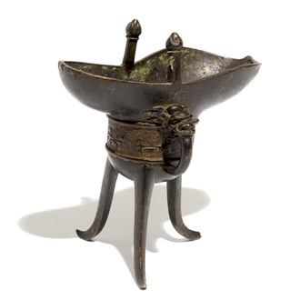 A Chinese bronze ritual jue wine cup, 18/19th C.