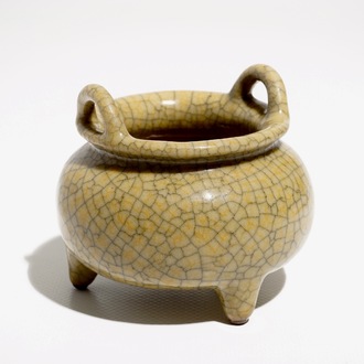 A Chinese crackle glaze tripod censer, 19/20th C.