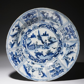 Un très grand plat en porcelaine de Chine bleu et blanc de type Kraak, Wanli