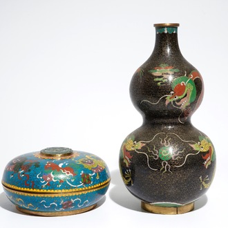 Een Chinese cloisonné kalebasvaas en een ronde dekseldoos met jade, 19/20e eeuw