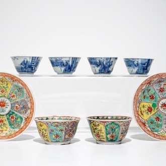 Une paire de tasses et soucoupes en porcelaine de Chine famille verte et quatre tasses en bleu et blanc, Kangxi
