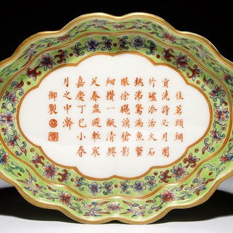 Un présentoir en porcelaine de Chine famille rose à fond vert de citron, marque de Jiaqing, 19/20ème