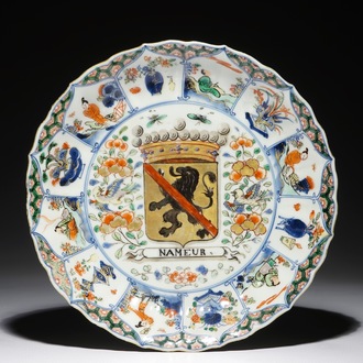 Un plat en porcelaine de Chine famille verte aux armes de Namur, Kangxi/Yongzheng
