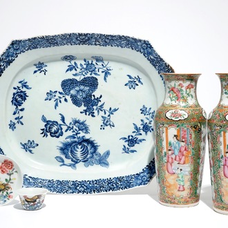 Een Chinese blauwwitte schotel, een paar Canton vazen en een kop en schotel met hanen, Qianlong en 19e eeuw