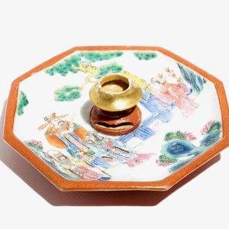 Une coupe octagonale en porcelaine de Chine famille rose, avec un brûle-parfum miniature au centre, 19ème