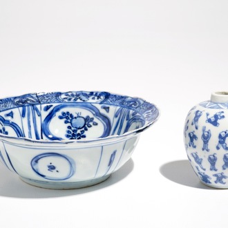 Un bol de type klapmuts d'époque Wanli et un petit vase globulaire, 19ème, en porcelaine de Chine bleu et blanc