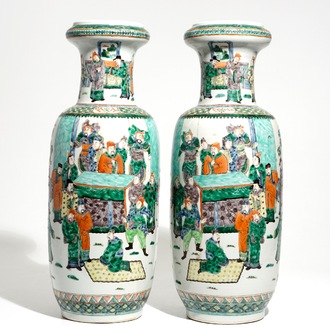 Une paire de grands vases en porcelaine de Chine famille verte, 19ème