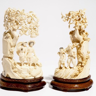 Deux groupes en ivoire sculpté sur socle en bois, 2ème quart du 20ème