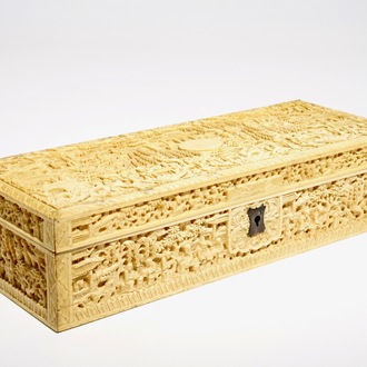 Une grande boîte rectangulaire en ivoire sculpté de Canton, Chine, 19ème