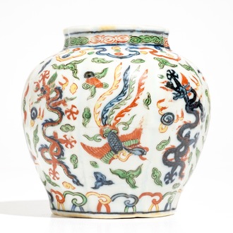 A Chinese wucai dragon vase, Wanli mark, 19/20th C.