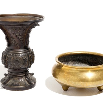 Een Chinese bronzen wierookbrander met Xuande merk en een archaïsche bronzen gu vaas, 19e/20e eeuw
