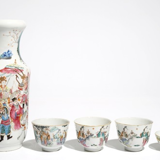 Un vase et quatre bols à thé en porcelaine de Chine famille rose, 19ème