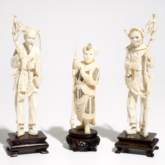 Trois figures en ivoire sculpté sur socles en bois, Chine, 1ère moitié du 20ème