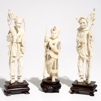 Trois figures en ivoire sculpté sur socles en bois, Chine, 1ère moitié du 20ème