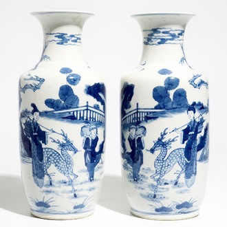 Une paire de vases en porcelaine de Chine bleu et blanc, marque de Kangxi, 19/20ème