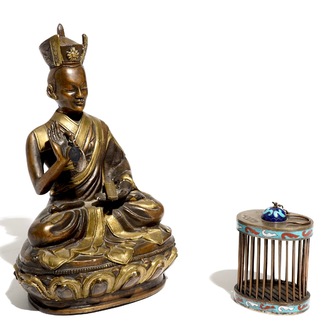 Een Chinese bronzen figuur van de zittende Boeddha en een krekeldoosje in cloisonné, 19/20e eeuw