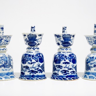 Deux paires de bougeoirs en porcelaine de Chine bleu et blanc, 19/20ème