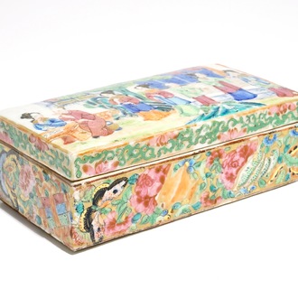 Une boîte rectangulaire et son couvercle en porcelaine de Chine famille rose de Canton, 19ème