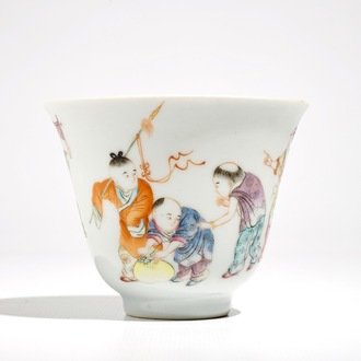 Une tasse à vin en porcelaine de Chine famille rose aux enfants jouants, République, 20ème