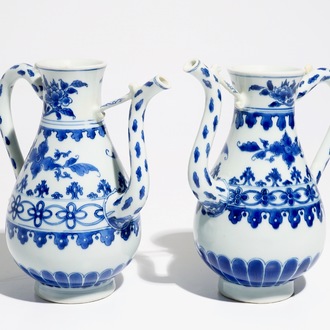 Une paire d'aiguières en porcelaine de Chine bleu et blanc, époque Transition