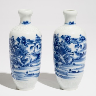 Une paire de vases en porcelaine de Chine bleu et blanc à décor de paysages, marque de Qianlong, République, 20ème