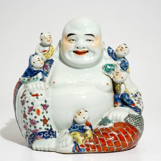 Un grand modèle de Bouddha en porcelaine de Chine famille rose, 19/20ème