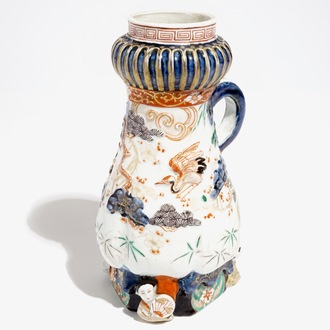 Une cafetière à décor en relief en porcelaine Imari de Japon, époque Edo, fin du 17ème