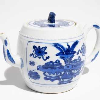 Een Chinese blauwwitte theepot met decor van kostbaarheden, Kangxi