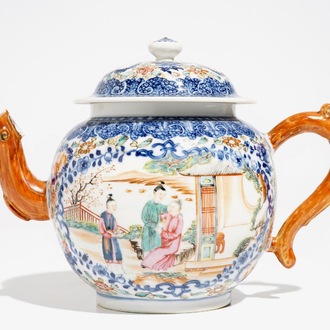 Een grote Chinese famille rose theepot met mandarijns decor, Qianlong