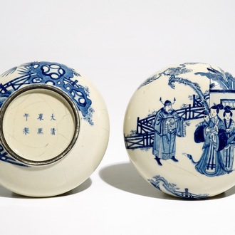 Een ronde Chinese blauwwitte soft paste dekseldoos, Kangxi merk, 19e eeuw