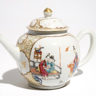 Une théière couverte en porcelaine de Chine famille rose à décor mandarin, Qianlong