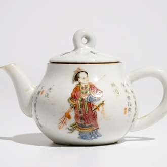 Une théière en porcelaine de Chine famille rose à décor Wu Shuang Pu, 19ème