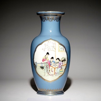 Un vase en porcelaine de Chine famille rose sur fond bleu de lavande, marque de Qianlong, République, 20ème