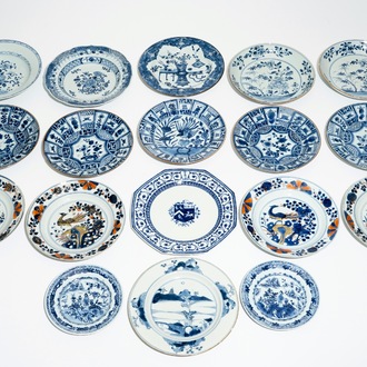 Dix-huit assiettes en porcelaine de Chine de style Imari et bleu et blanc, 18ème