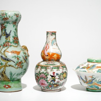 Deux vases et un bol couvert en porcelaine de Chine famille rose de Canton, 19ème