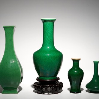 Quatre vases en porcelaine de Chine vert monochrome, 19/20ème