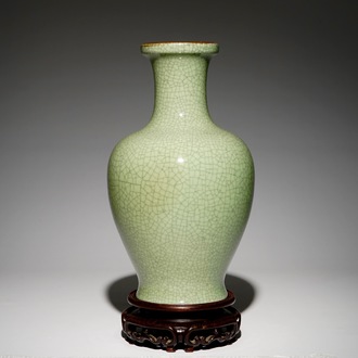 A Chinese monochrome celadon crackle-glazed vase, 19/20th C.