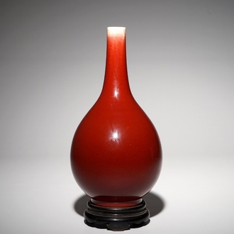 Un vase de forme bouteille en porcelaine de Chine sang de boeuf monochrome, 19/20ème
