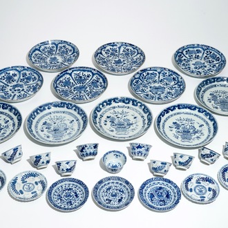 Onze assiettes, onze tasses et sept soucoupes en porcelaine de Chine bleu et blanc, Kangxi et postérieur