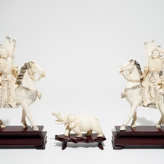 Une paire de figures de guerriers sur chevaux et d'un petit éléphant, 19/20ème