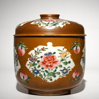 Un grand bol couvert en porcelaine de Chine famille rose sur fond brun capucin, Qianlong