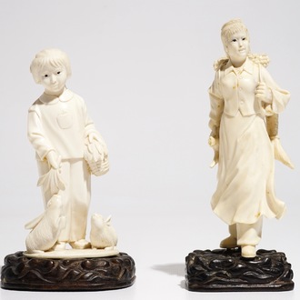 Deux figures en ivoire sculpté sur socles en bois, Chine, 2ème quart du 20ème