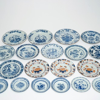 Vingt-sept assiettes en porcelaine de Chine de style Imari et bleu et blanc, 18ème