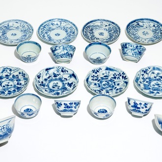 Huit tasses et soucoupes et deux bols en porcelaine de Chine bleu et blanc, Kangxi et postérieur