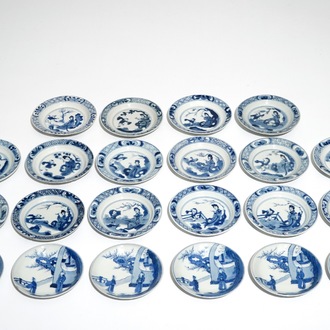 Vingte-deux soucoupes en porcelaine de Chine bleu et blanc, la plupart Kangxi