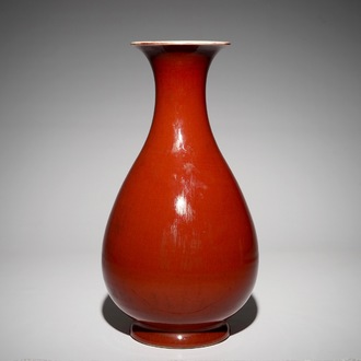 Een Chinese monochrome rode yuhuchunping vaas, 19e eeuw